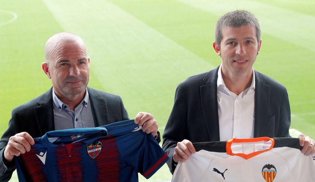 Albert Celades y Paco López, posan con las camisetas de sus equipos.