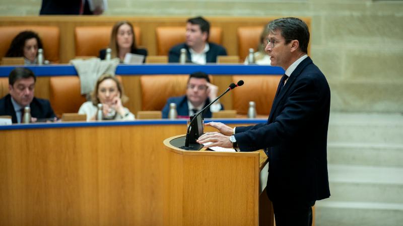 El presidente del Gobierno de La Rioja, Gonzalo Capellán, ha anunciado ayudas a los más de 24.000 autónomos en la comunidad en el Parlamento | Gobierno La Rioja.