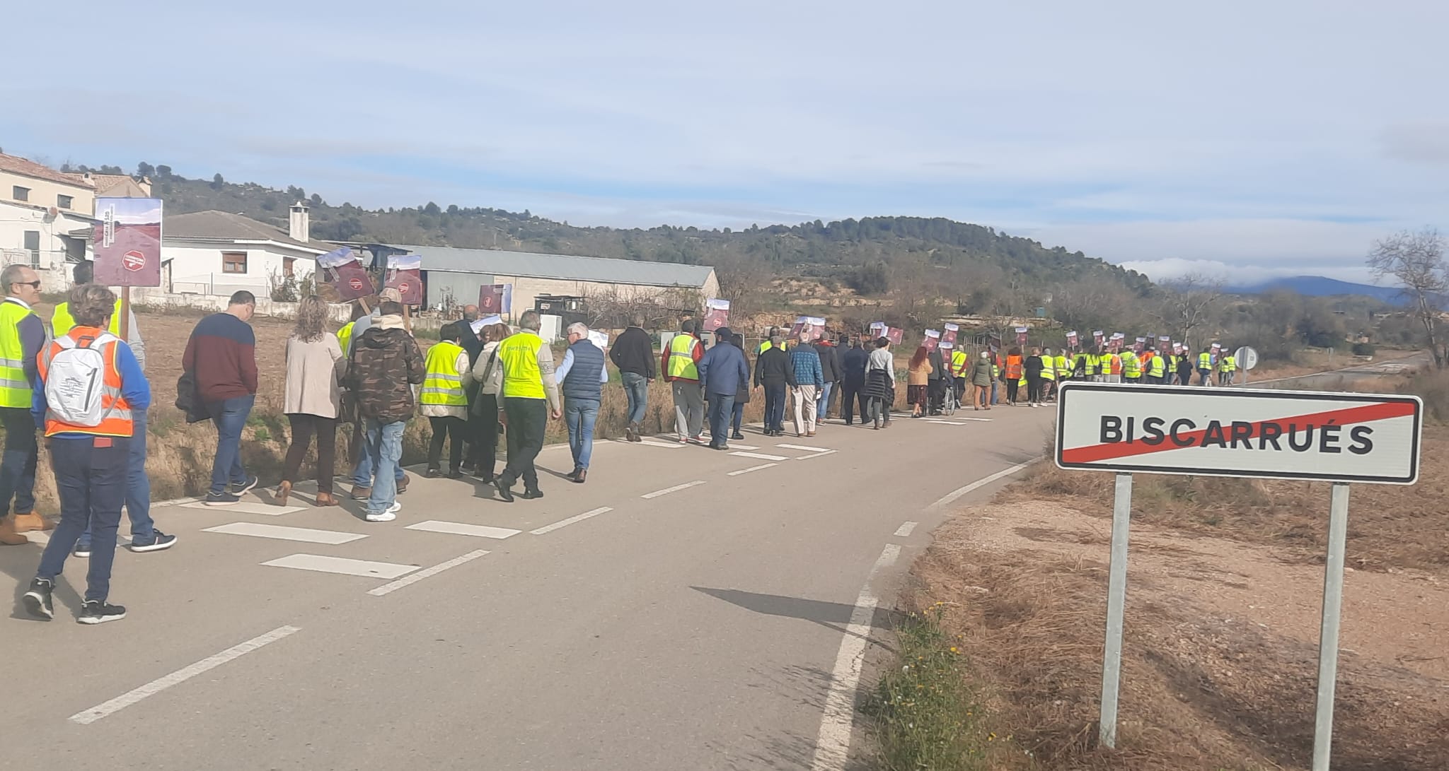 Larga hilera de vecinos pidiendo la mejora de la A-125