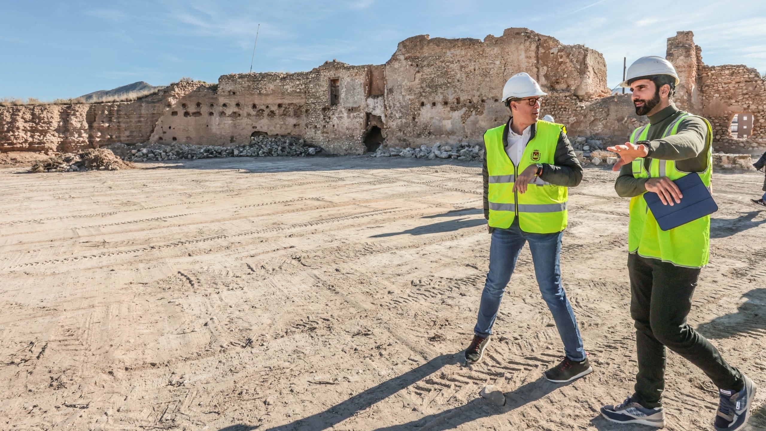 Rubén Alfaro, alcalde de Elda, durante una visita a las zonas del castillo que necesitan ser rehabilitadas