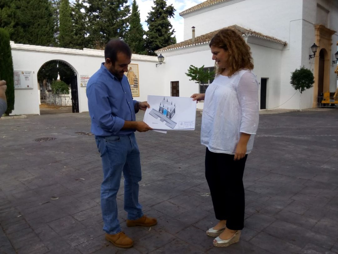 Francisco Márquez, delegado municipal de Cementerios, junto a la alcaldesa de Ronda, Teresa Valdenebro en el cementerio &#039;San Lorenzo&#039;. 