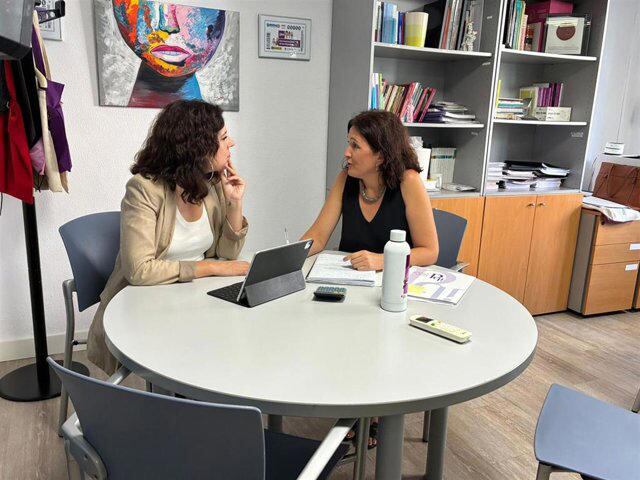La consellera de Familias, Bienestar Social y Atención a la Dependencia, Sandra Fernández y la directora del IBDona, Cati Salom - Europa Press
