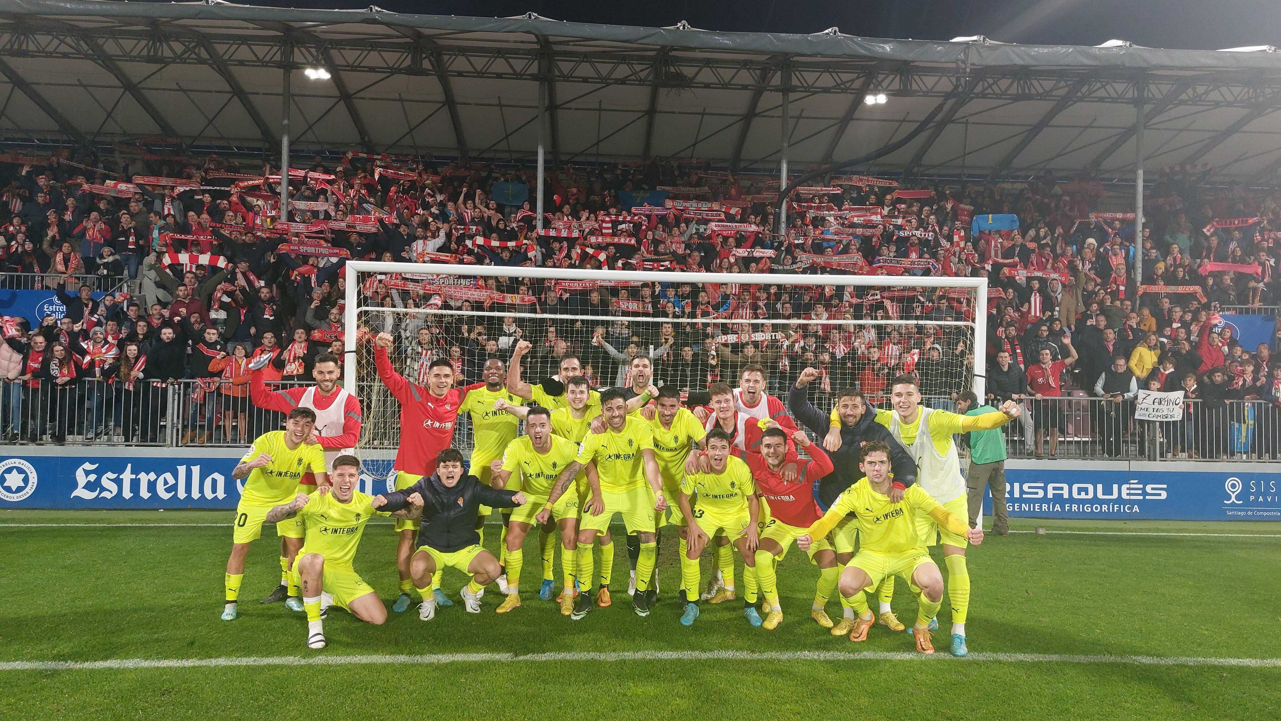 Los jugadores del Sporting y &#039;La Mareona&#039; celebran el triunfo rojiblanco en el Anxo Carro.