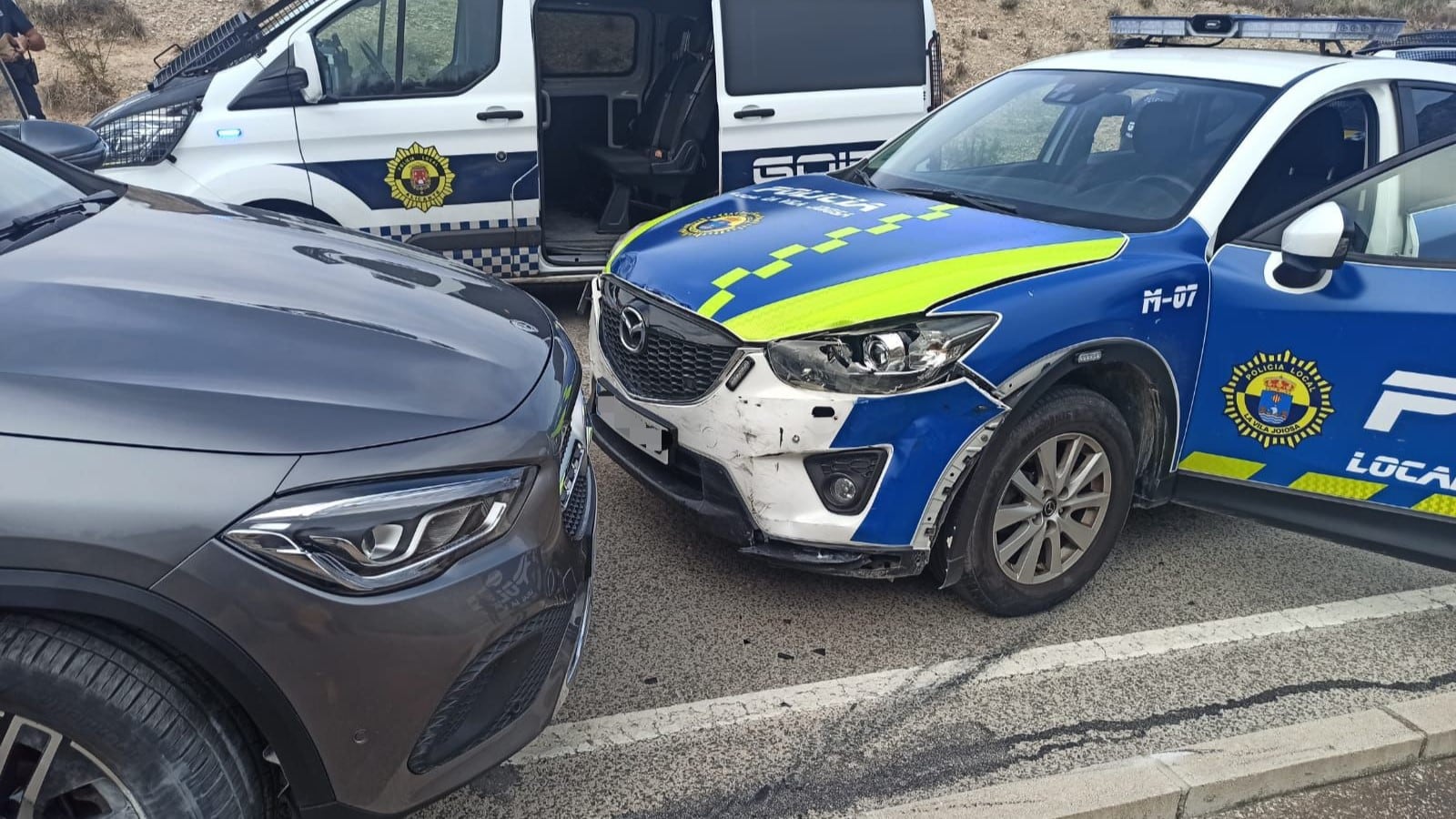 Uno de los coches de la Policía Local, dañado por las embestidas que los agentes tuvieron que ejercer para detener el vehículo robado