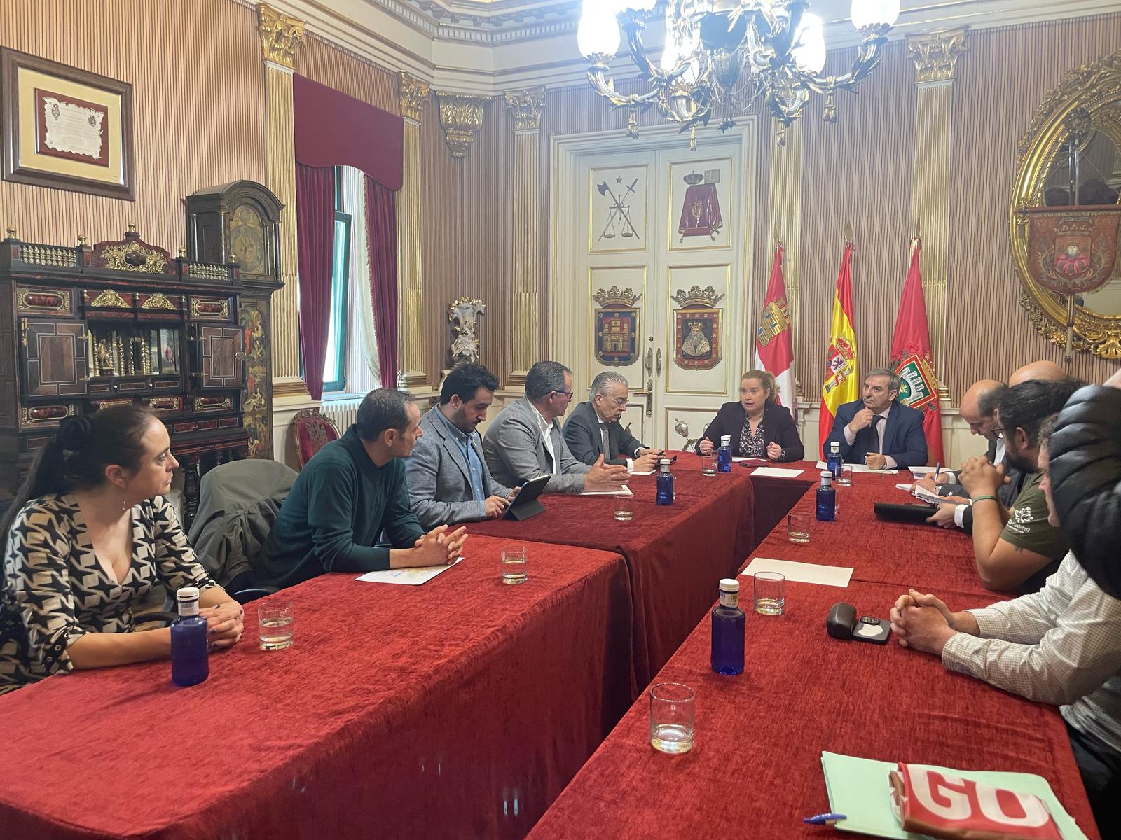 Momento de la reunión con el consejero