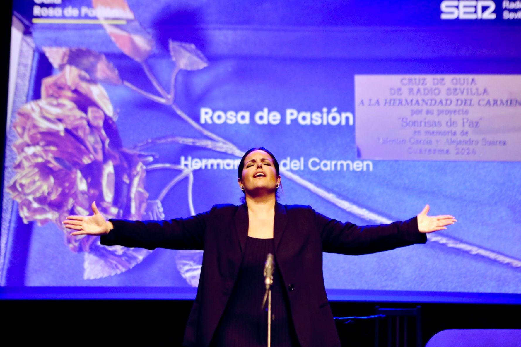 Tamara Jerez durante la interpretación de la saeta en la entrega de la Rosa de Pasión 2024