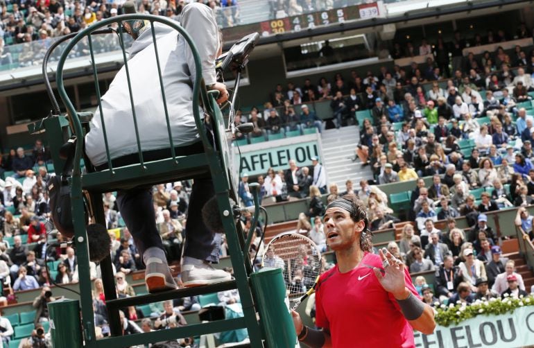 Nadal protestando a un árbitro durante un partido