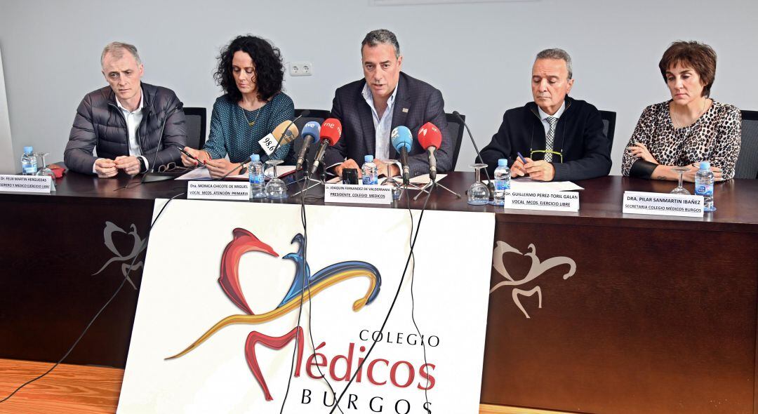 El presidente del Colegio de Médicos de Burgos, Joaquín Fernández Valderrama (centro) junto a miembros de la junta directiva