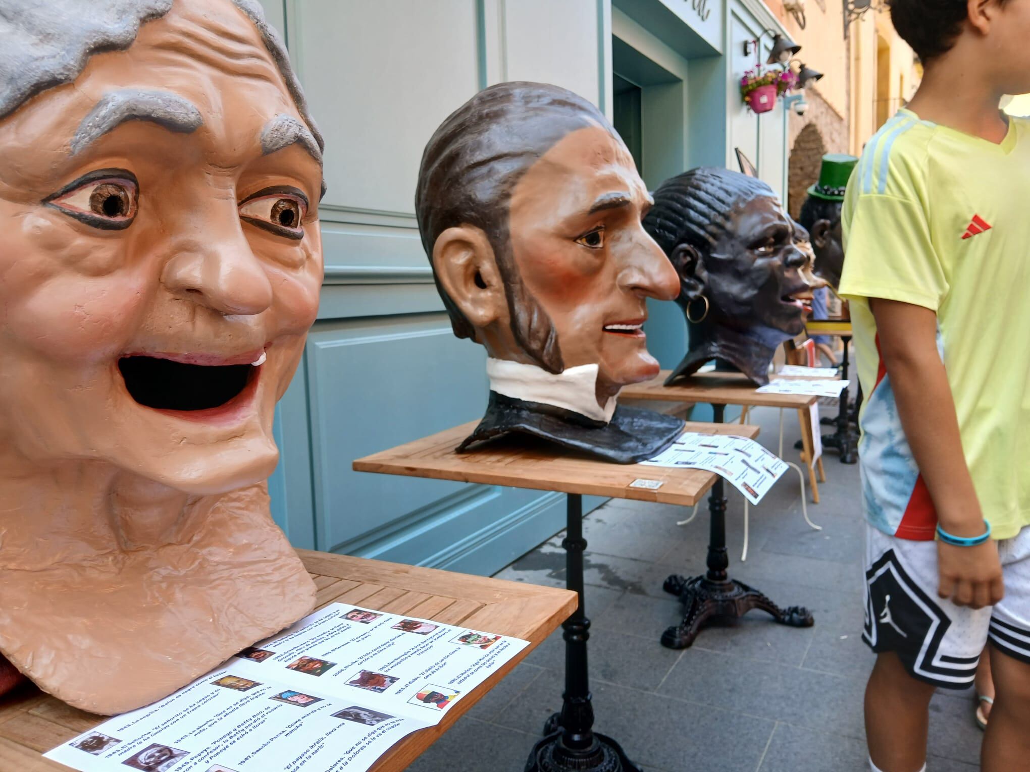 Cabezudos antiguos restaurados por José Luis Sola, junto a las octavillas con sus cánticos desde 1940