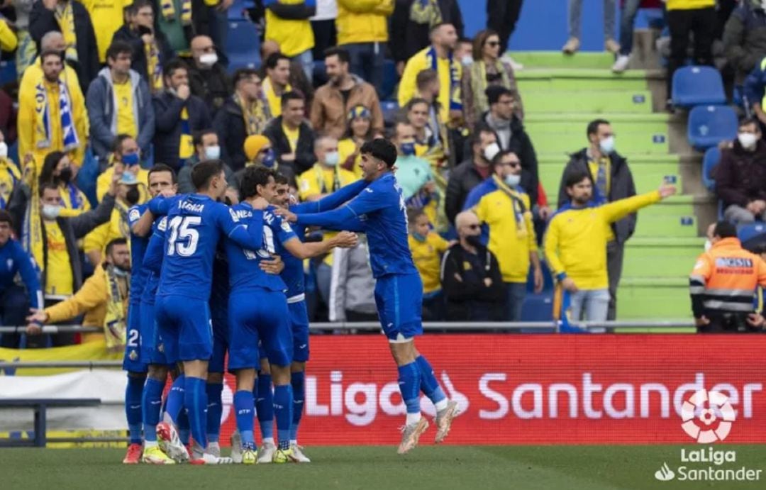Los jugadores del Getafe celebran la victoria ante la afición cadista.