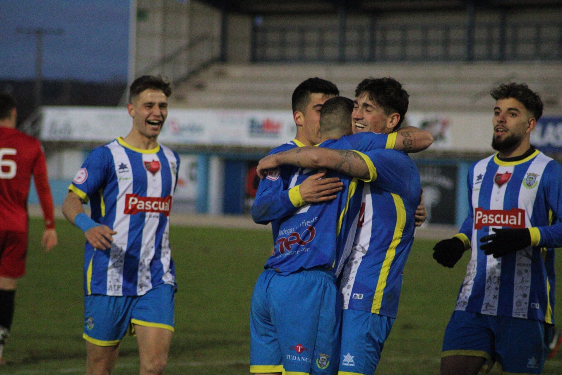 La alegría de los blanquiazules tras lograr el 3-0, obra de Manu Calvo