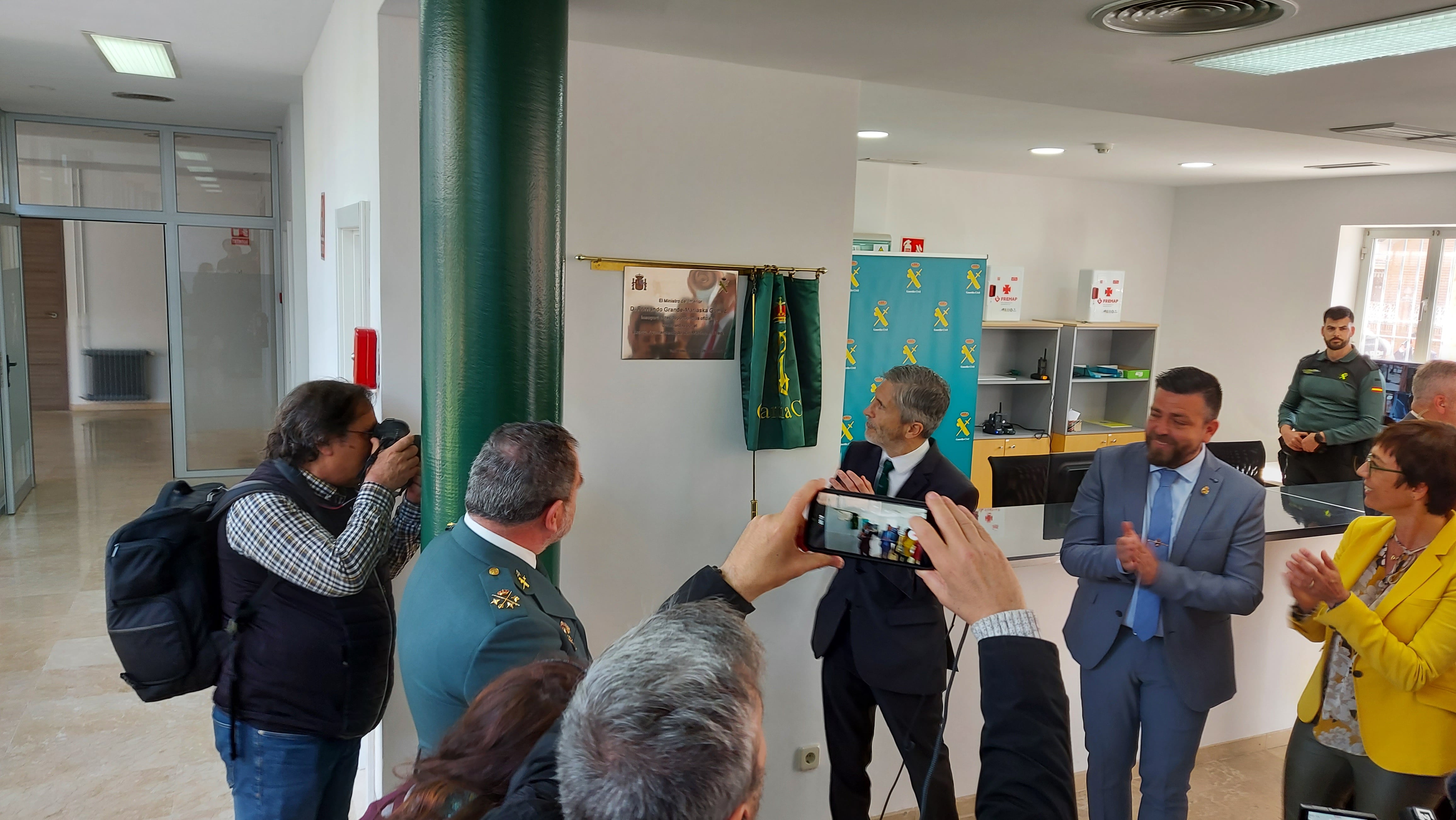 El Ministro del Interior descubriendo la placa inaugural del cuartel de San Martín de la Vega