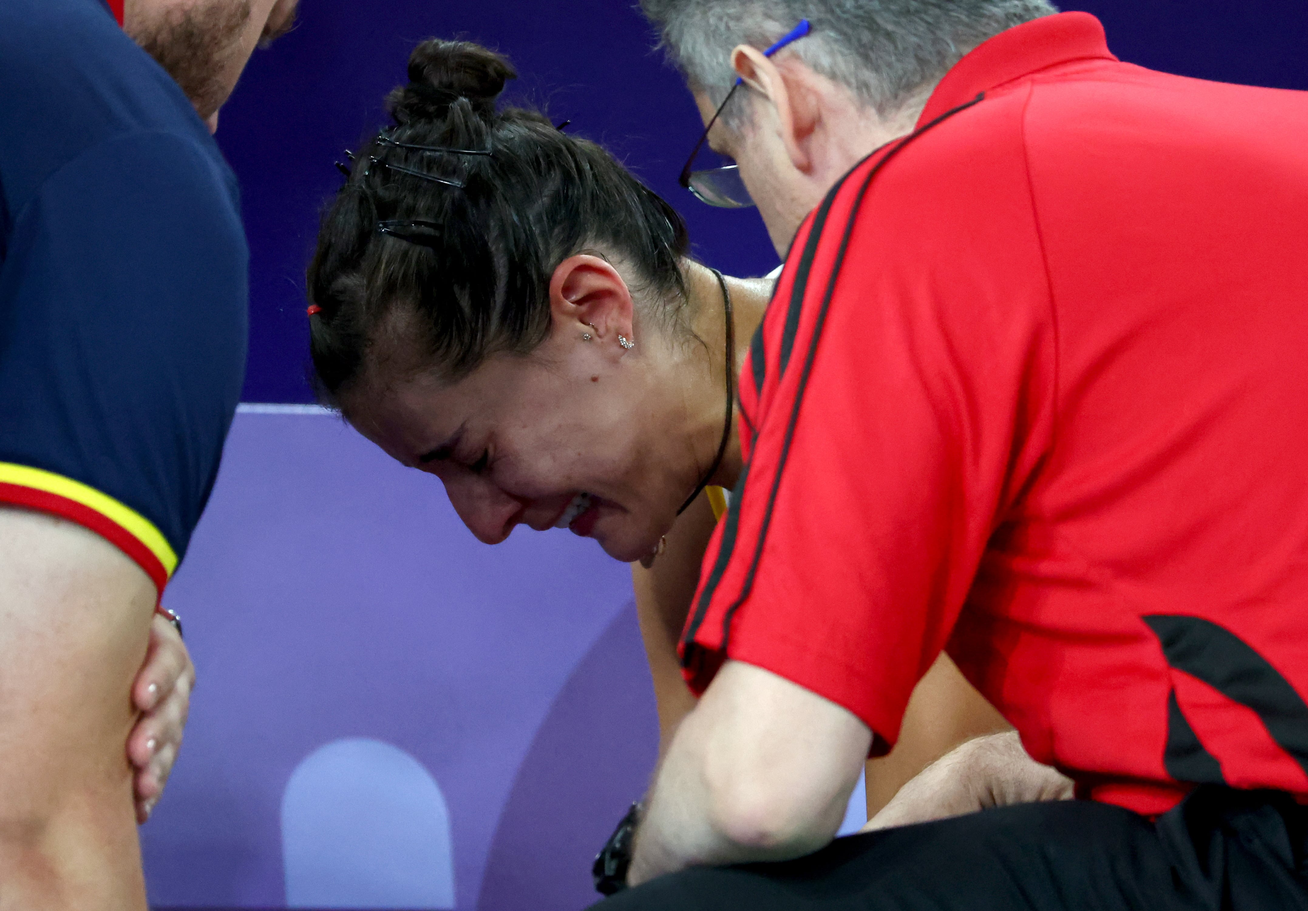 La jugadora de bádmiton, Carolina Marín, en el momento en el que ha tenido que retirarse en el partido que estaba disputando en los Juegos Olímpicos de París.