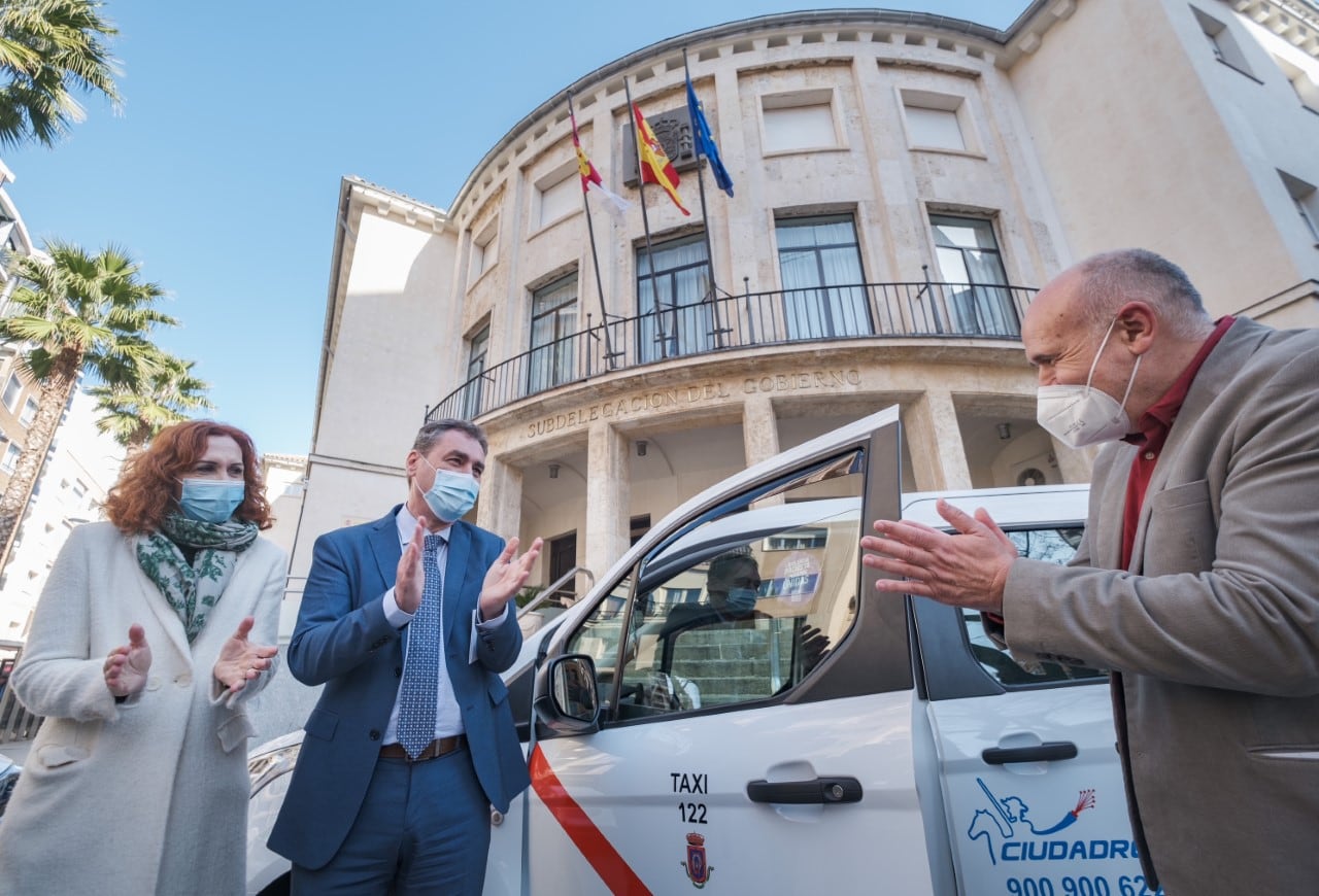 El delegado del Gobierno ha hecho entrega al presidente de la Federación Regional de Taxis, Manuel García, del material que les acredita como Puntos Violeta