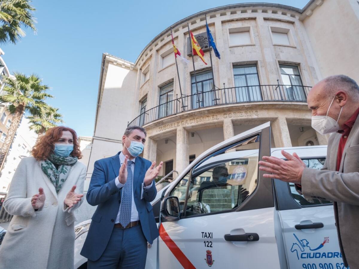 Los taxistas de Castilla-La Mancha, el primer colectivo que se convierte en 'Punto Violeta'