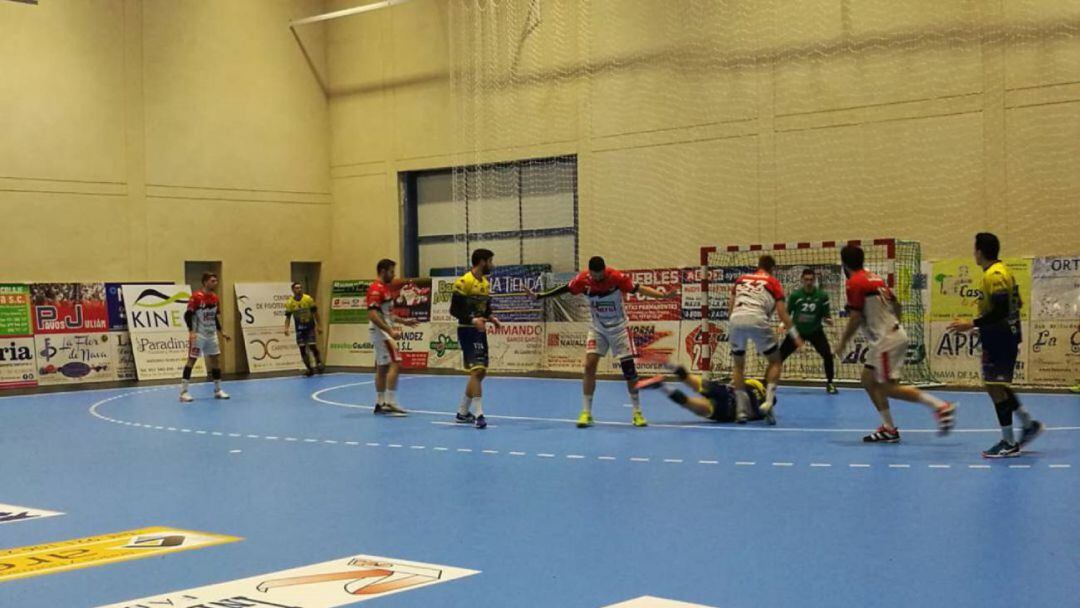 Arandinos y naveros durante el encuentro de la primera vuelta.