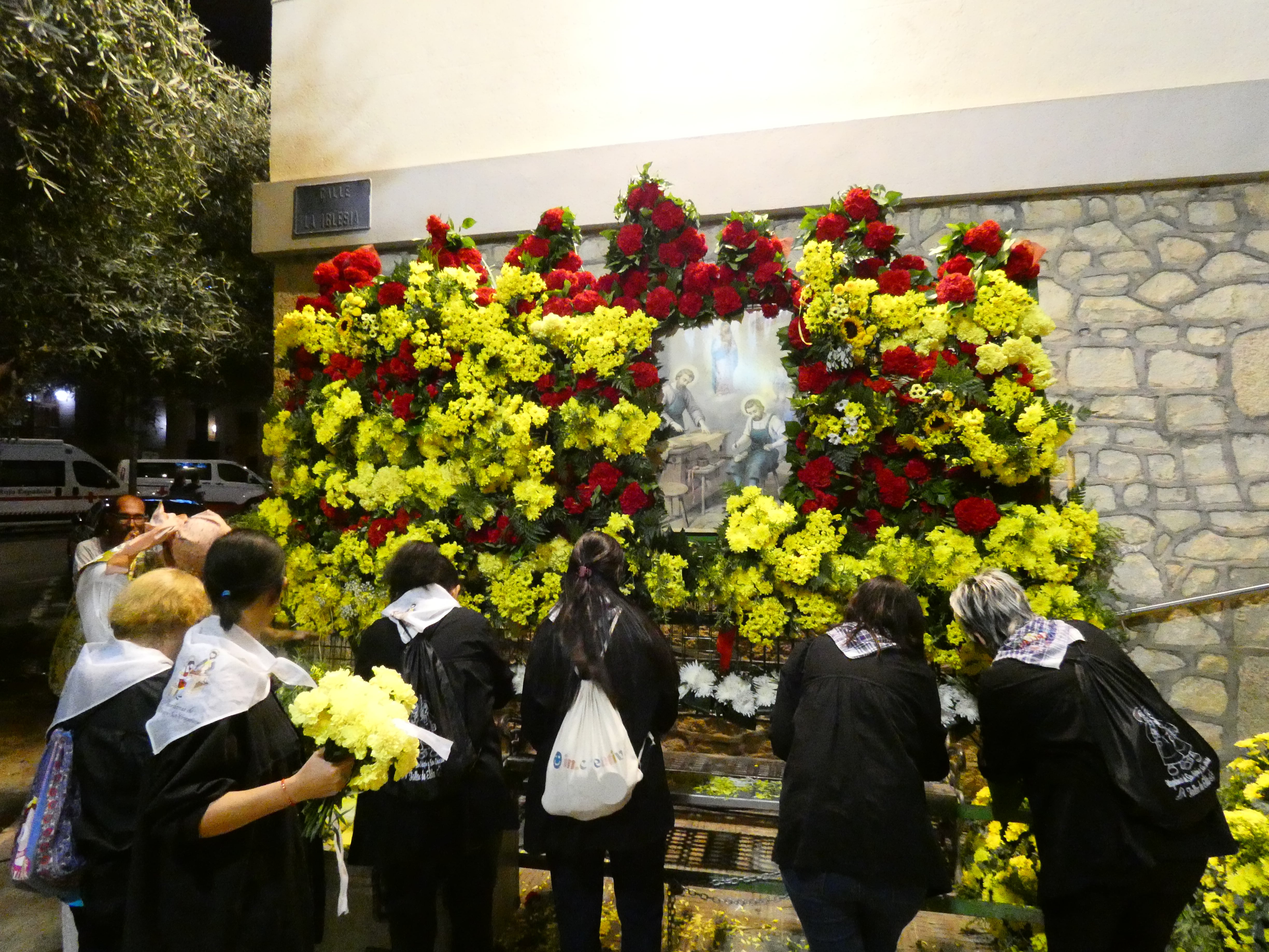 Panel floral decorado con los ramos de las falleras y comisiones invitadas de otras poblaciones festeras