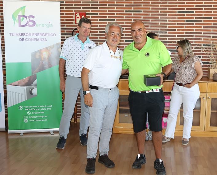 Entrega de premios al ganador tras el torneo