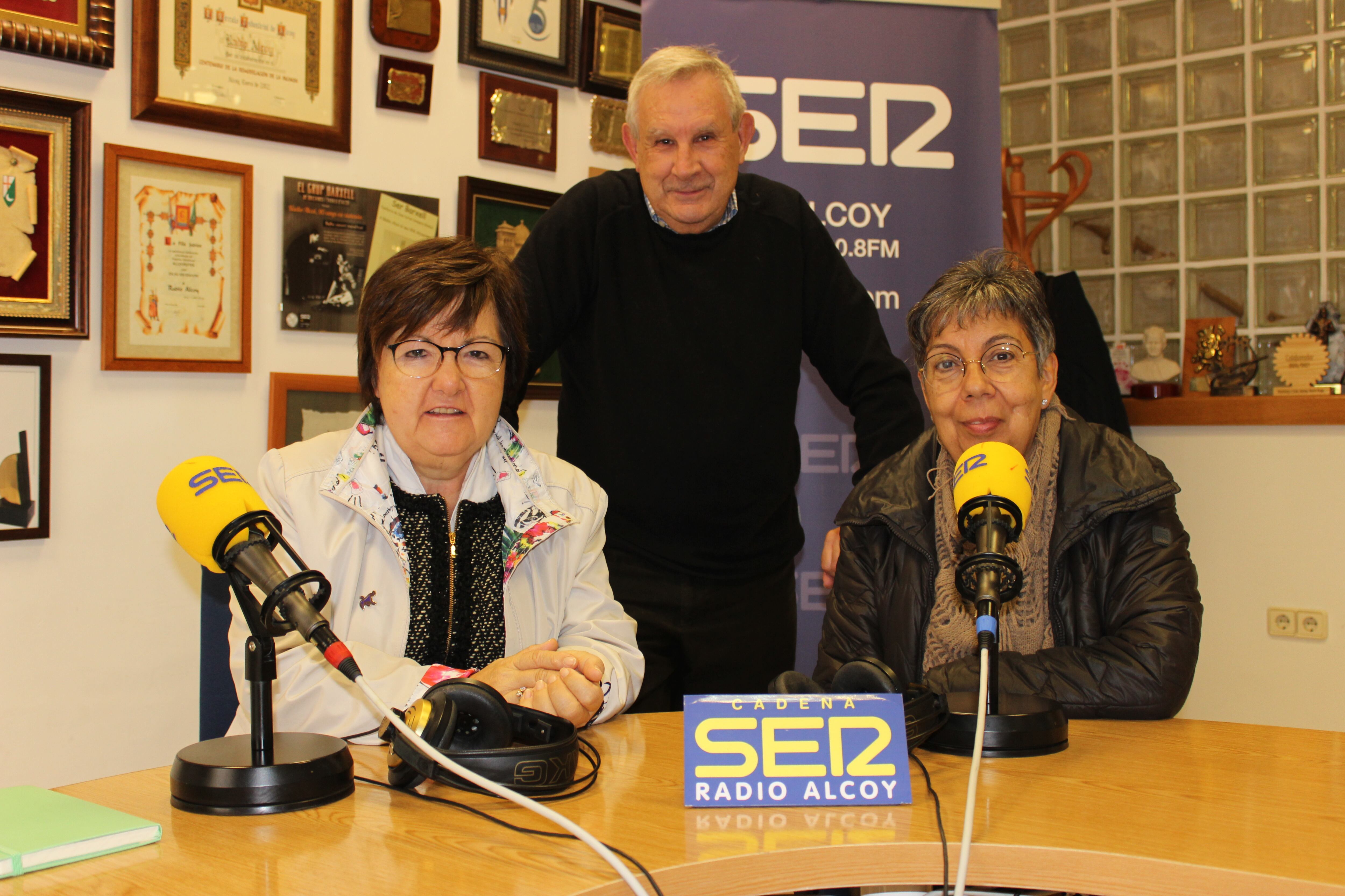 Amélia García, Ximo Nebot i Mila Llorens, del Club d'Amigues i Amics de la Unesco, en l'estudi central de Ràdio Alcoi.