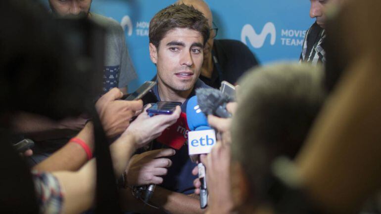 Mikel Landa atendiendo a los medios.