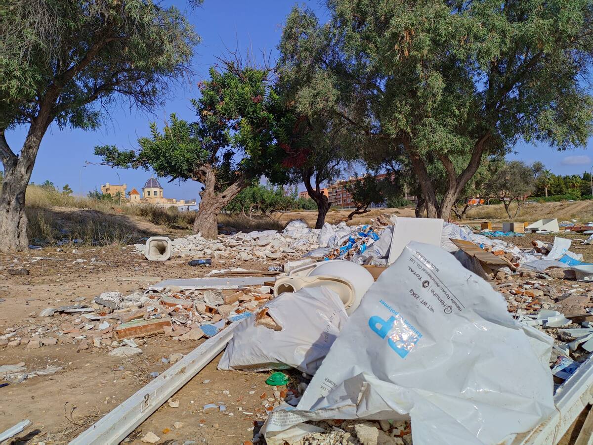 Santa Faz vuelve a ser escombrera y vertedero entre romerías