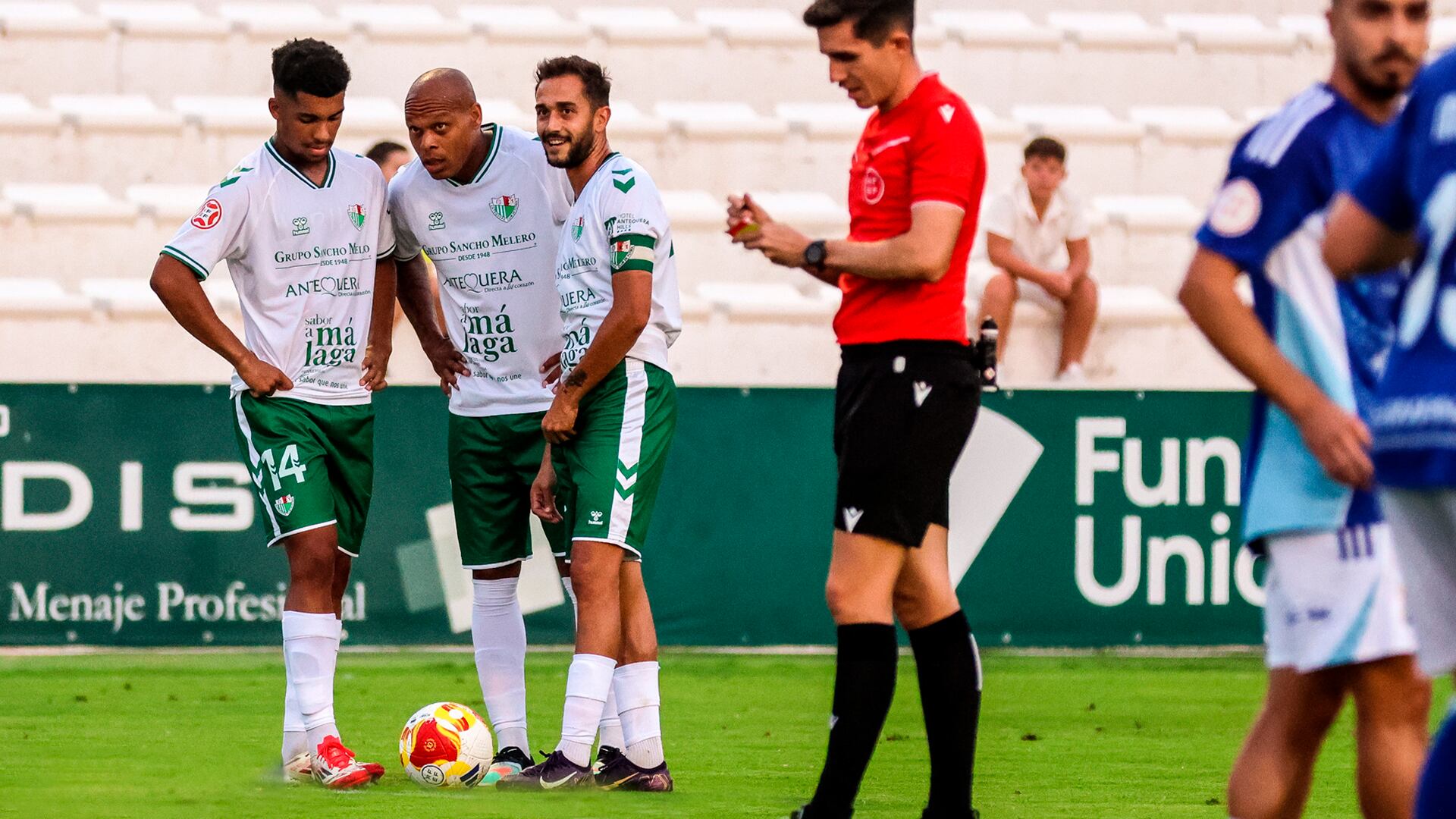 Edu Sánchez, Biabiany y Luismi, en una falta en el Antequera CF - Xerez CD