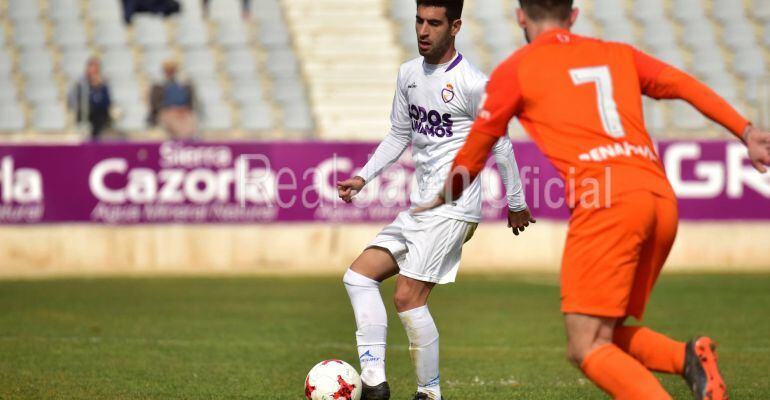 Mario Martos da un pase en el Real Jaén-Atlético Malagueño de este domingo.