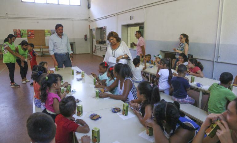 El alcalde y la concejala visitan un comedor escolar