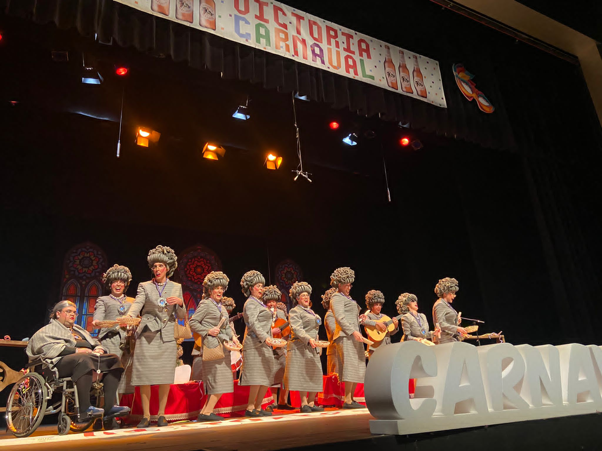 El Auténtico Club de Fans de Jesulín, chirigota ganadora del Carnaval de Jaén 2022, sobre el escenario del Infanta Leonor.