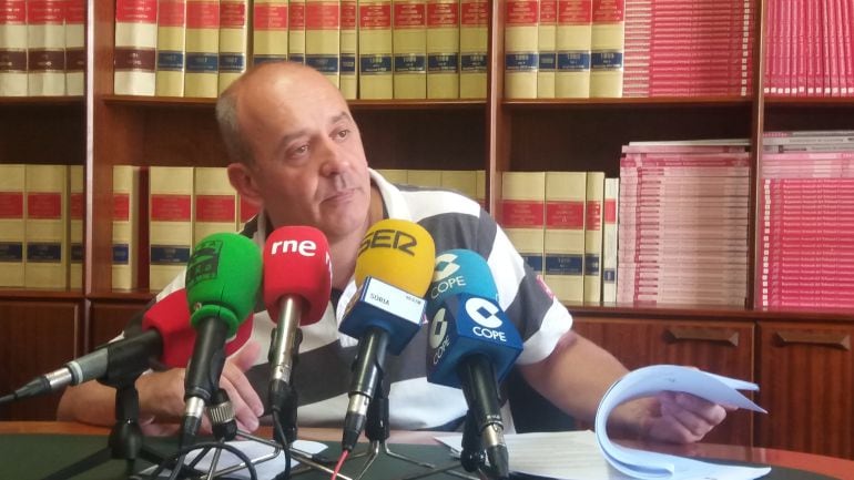 Enrique García, concejal de IU, critica la gestión del Mercado de Abastos.