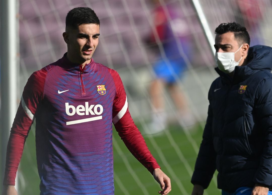 Ferran Torres y Xavi durante un entrenamiento