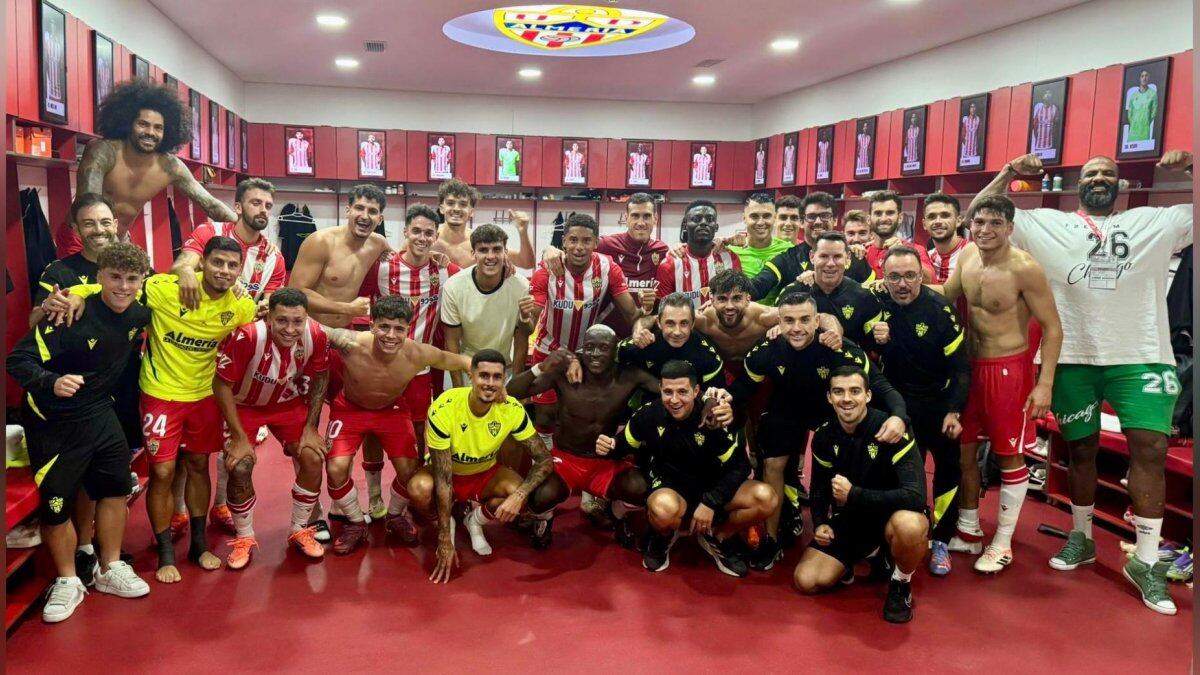 El vestuario del Almería celebra la victoria frente al Real Zaragoza.