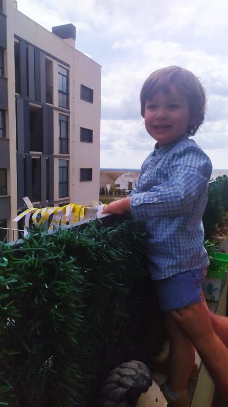 Niño con una palma elaborada de manualidades