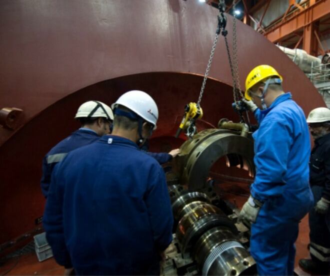 Empleats treballant a l&#039;edifici de turbines de la central nuclear de Vandellòs II