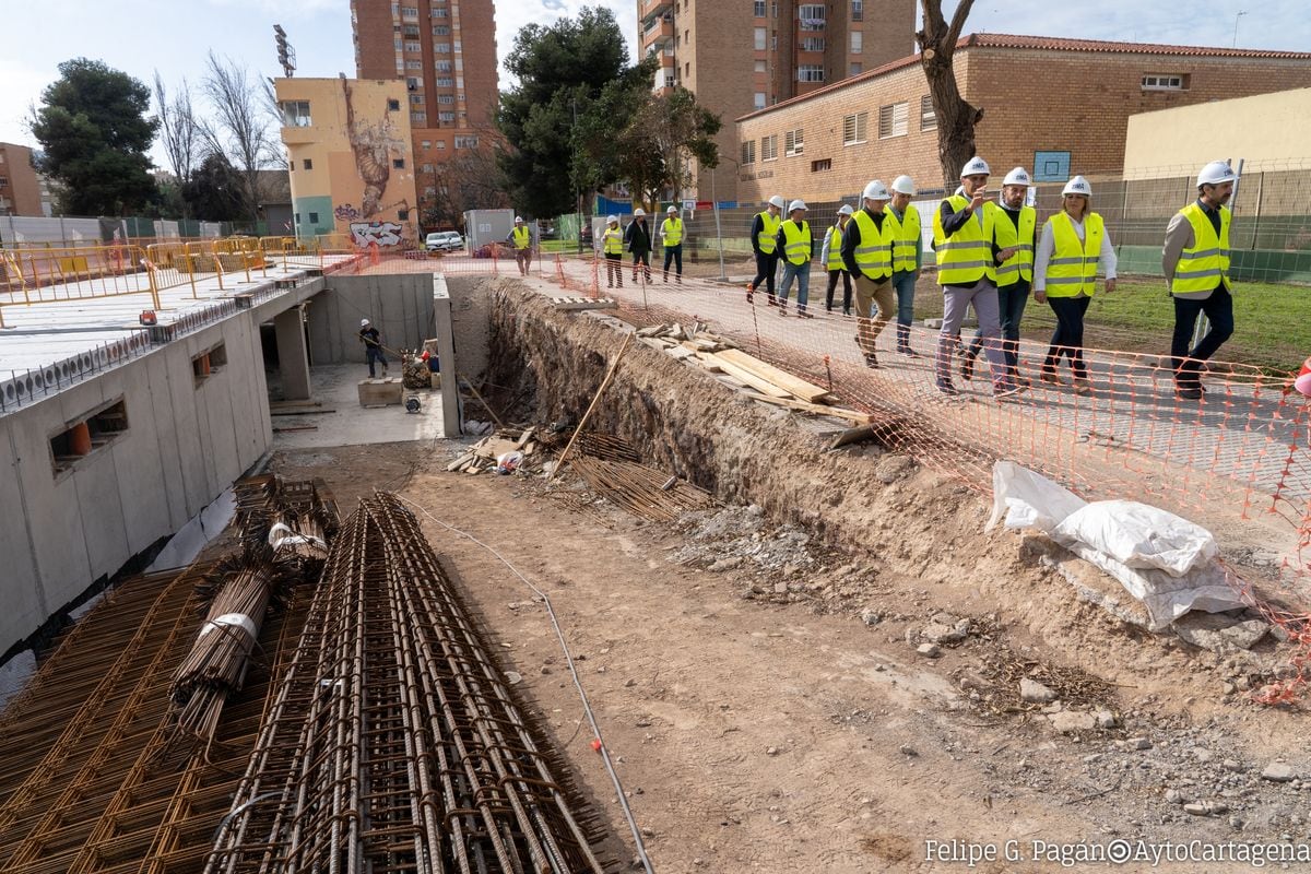 La alcaldesa visita las obras de la pista de atletismo