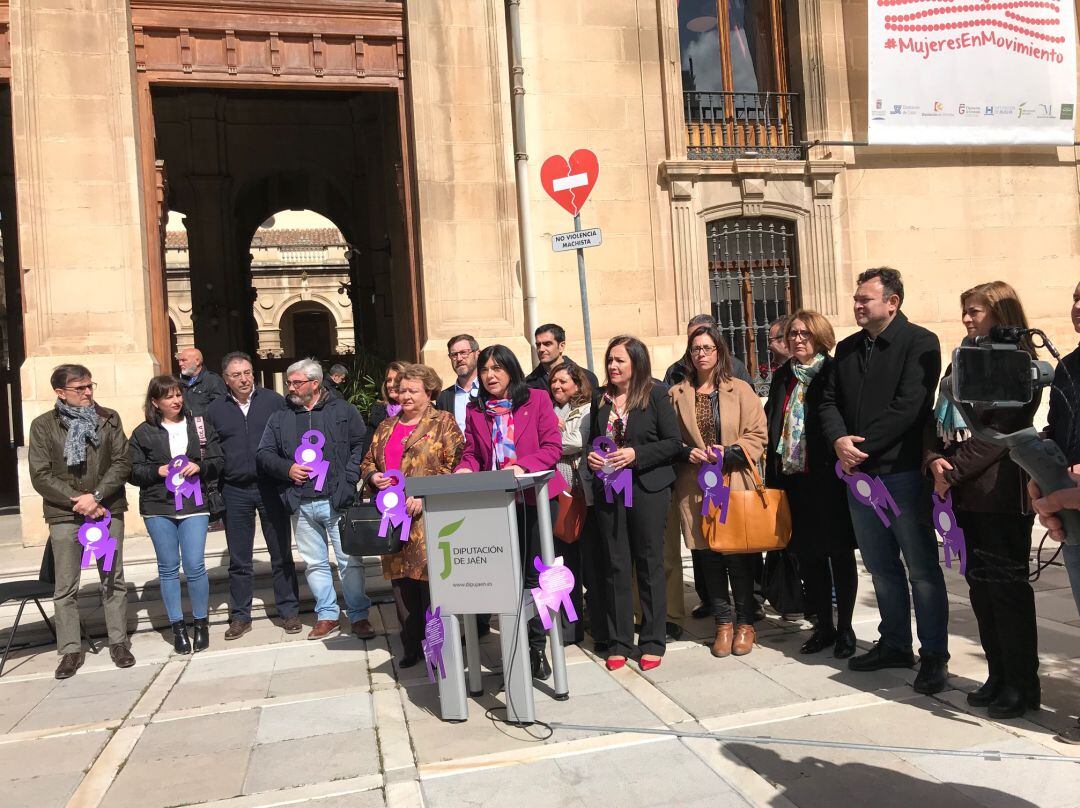 La diputada de Igualdad, Francisca Medina, lee el manifiesto.