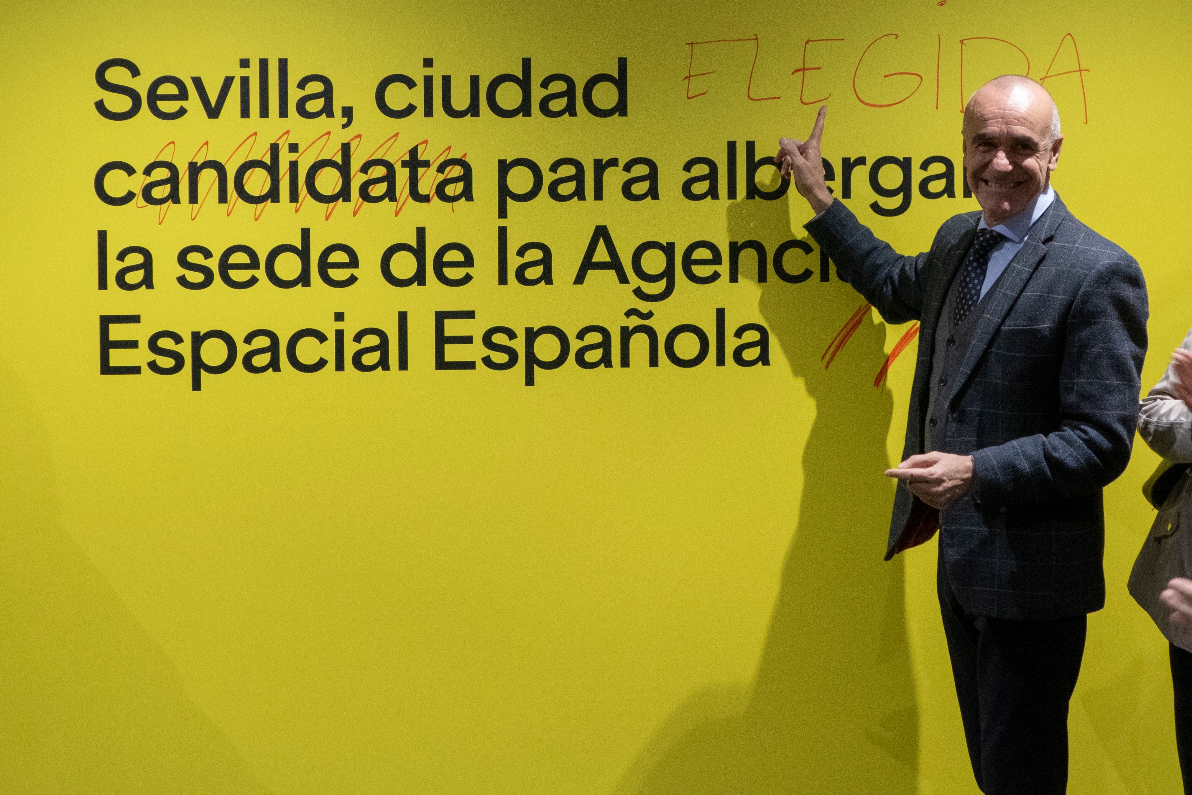 GRAFAND5707. SEVILLA, 05/12/2022.- El alcalde de Sevilla, Antonio Muñoz, ha celebrado que la ciudad haya sido elegida para albergar la sede de la Agencia Espacial Española (AEE) y se convierta así en el &quot;epicentro&quot; de este sector a nivel español y en una referencia &quot;europea y mundial&quot;.EFE/ David Arjona
