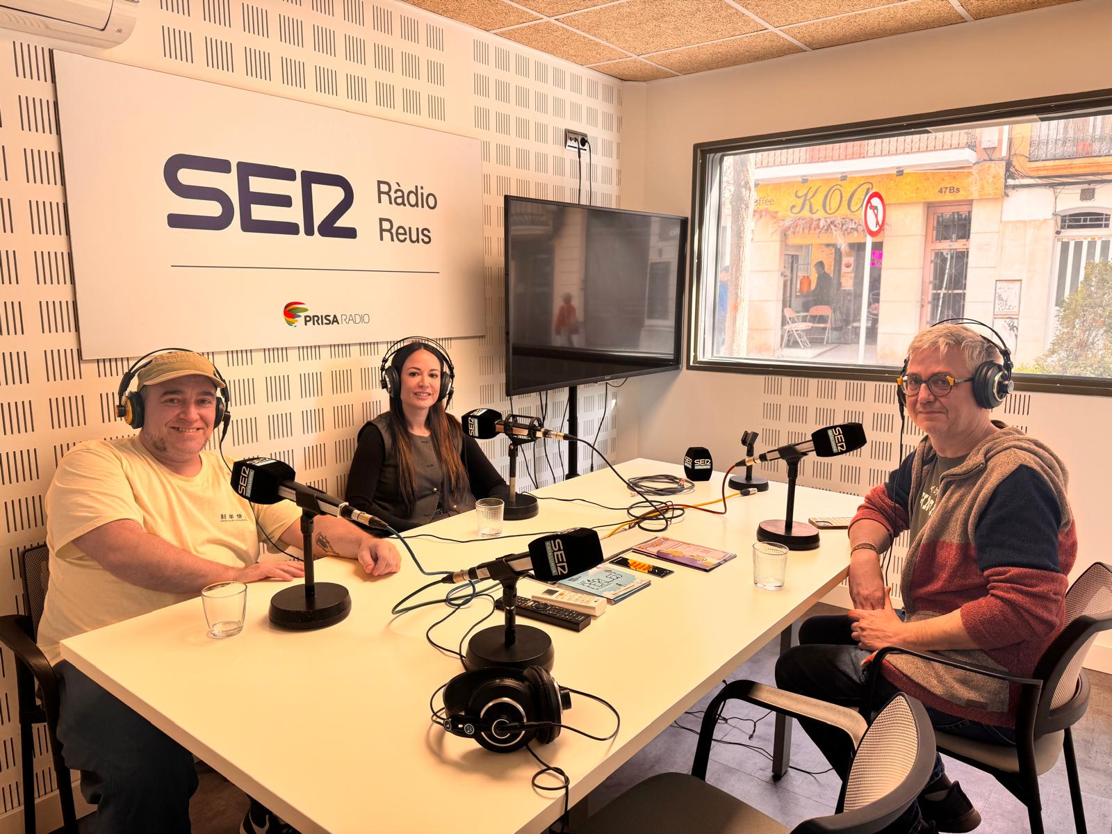 Lluís Jiménez, il·lustrador; Andrea Guzmán, advocada; i Jan Gonzalo, professor de comunicació a la URV, durant la gravació de la tertúlia sobre IA als estudis de SER Tarragona-Ràdio Reus.