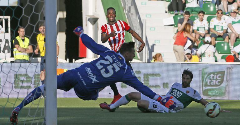 GRA424. ELCHE (ALICANTE), 17/05/2015.- El centrocampista del Athletic de Bilbao Iñaki Williams (i) centra ante el portero del Elche, el polaco Przemyslaw Tyton (c), durante el partido de la trigésima séptima jornada de la Liga de Primera División que se juega hoy en el estadio Manuel Martínez Valero de Elche. EFE/Manuel Lorenzo