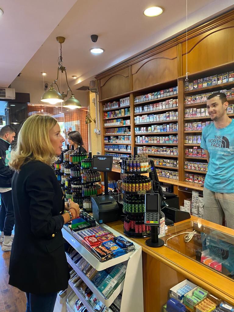 Rocío García Alcántara, candidata del PP a alcaldía de Alcobendas visitando comercios de la zona norte del municipio