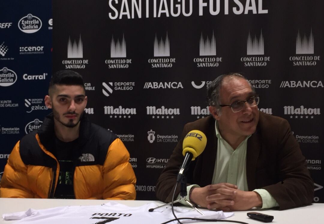 Porto, nuevo jugador, y Ramón García, presidente del Santiago Futsal en la presentación del primero