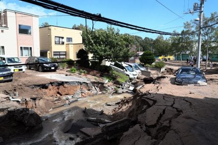 El lodo cubre varios vehículos en una calle destruida hoy, jueves 6 de septiembre de 2018, después de un fuerte terremoto, en Sapporo, Hokkaido (Japón).