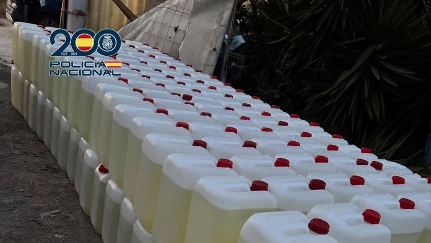 Garrafas de gasolina intervenidas por la Policía Nacional en el río Guadalete