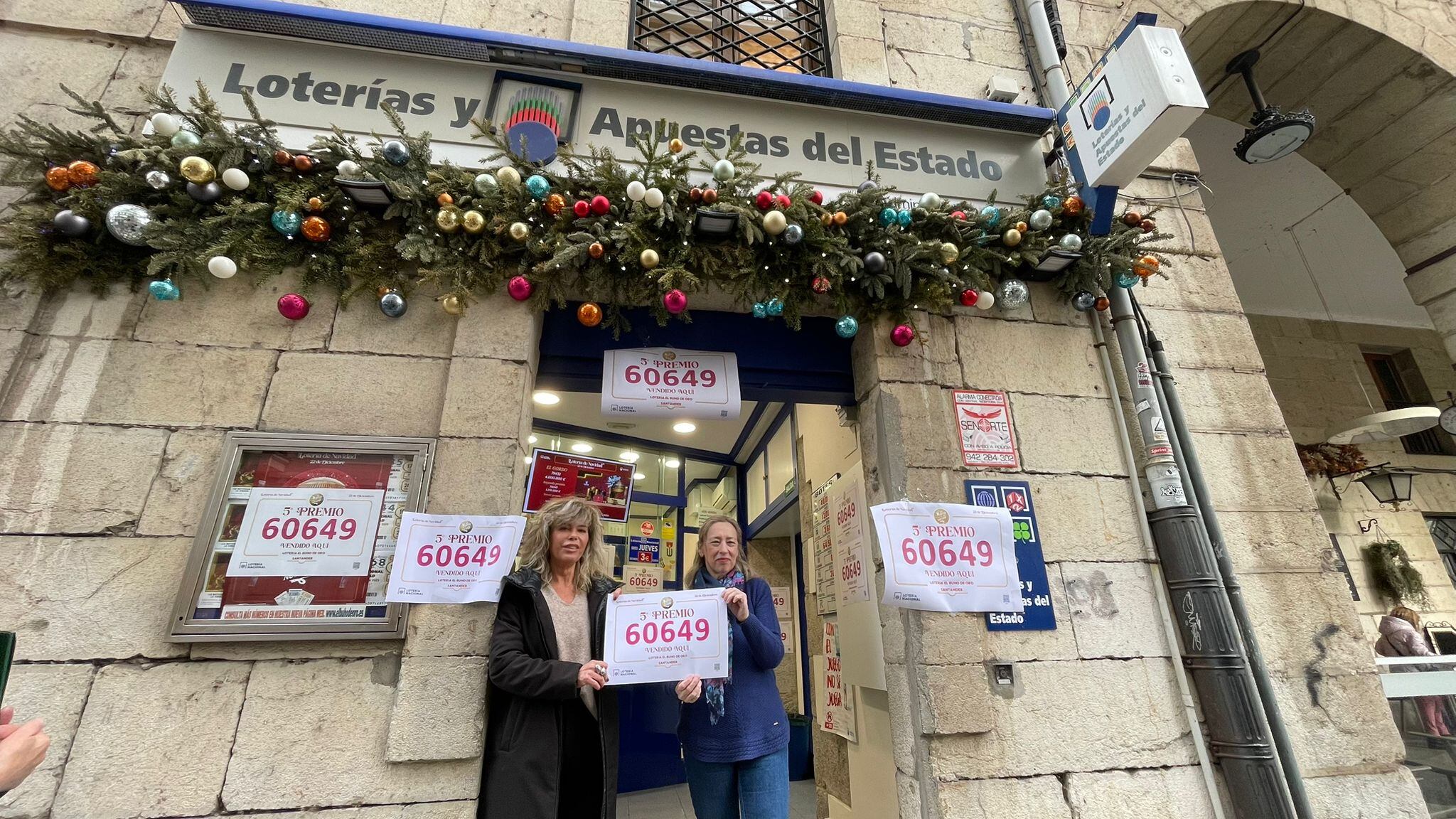 Celebración en la administración de lotería de Hernán Cortés.