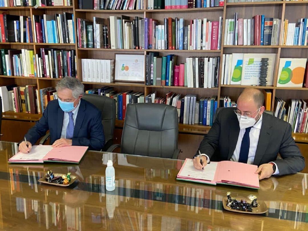 Momento de la firma del convenio entre el alcaldes de Bedmar, Pablo Ruiz Amezcua,  a la derecha y el rector de la Universidad Autónoma de Madrid, Rafael Garesse Alarcón