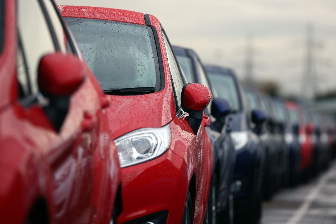 Vehículos de la marca Ford salidos de fábrica y preparados para su distribución