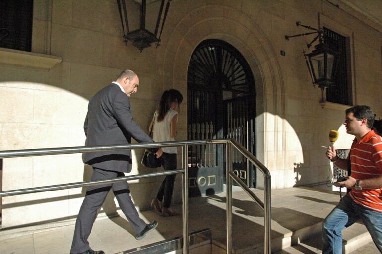 El alcalde de Alcañiz a la entrada de los juzgados de Teruel para comparecer en el juicio rápido. 