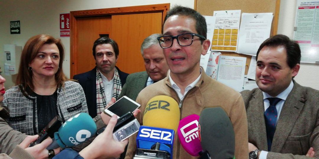 Francisco Javier Luna, atendiendo a los medios en Puertollano