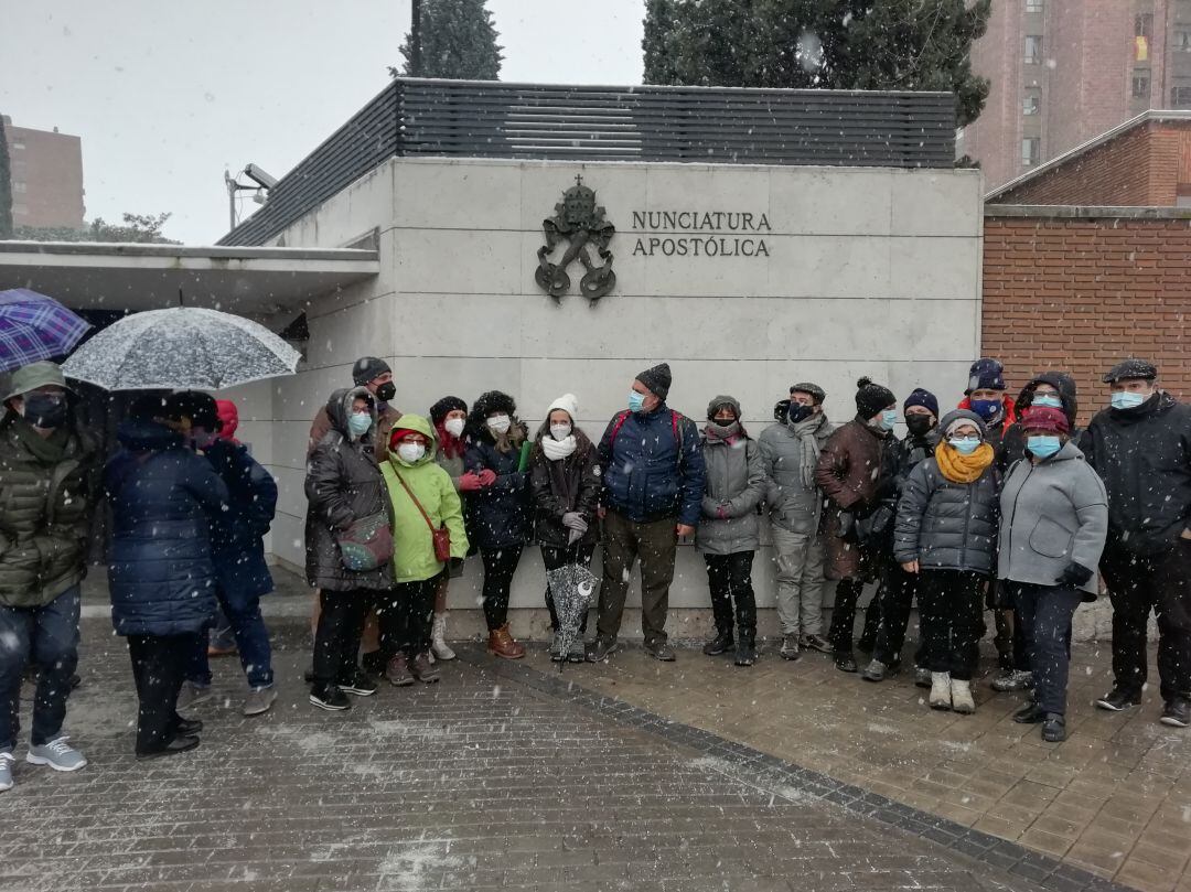 Un grupo de comunidades cristianas han entregado una carta en la Nunciatura para pedir que el Papa intervenga por las personas de la Cañada Real. 