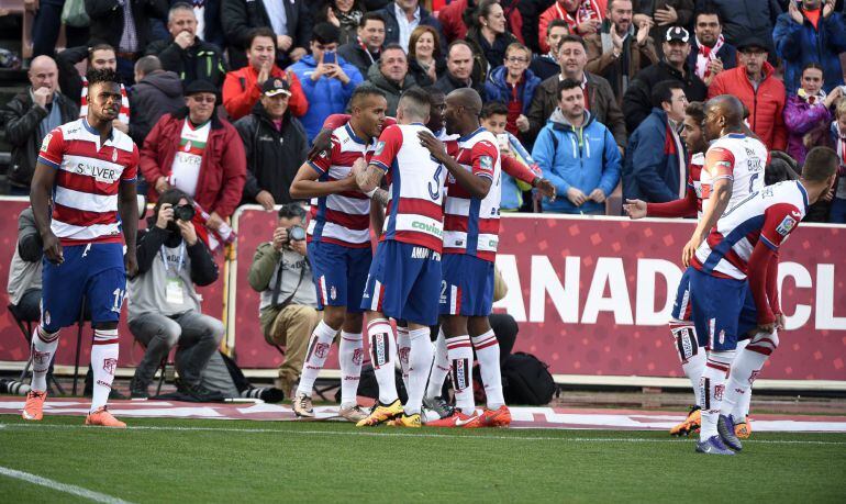 El delantero marroquí del Granada Youssef El-Arabi (2i), celebra con sus compañeros el primer gol del equipo frente al Rayo Vallecano